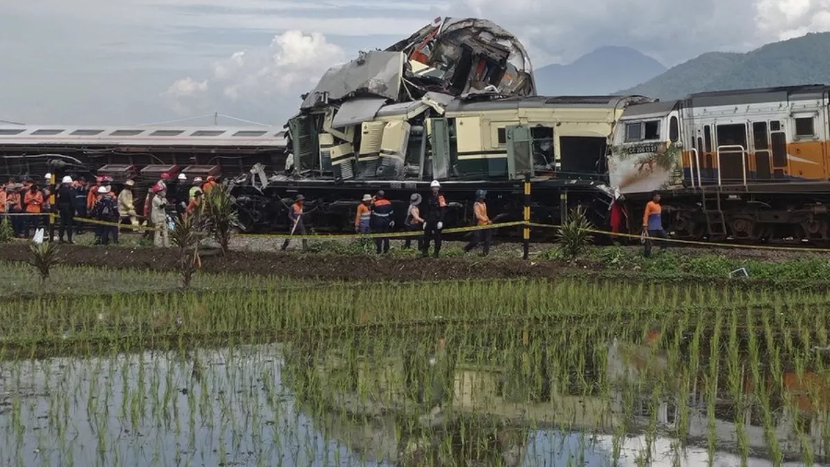 Indonesia: जावा में दो ट्रेनों की भीषण टक्कर, पटरी से उतरे डब्बे, हादसे में तीन लोगों की मौत