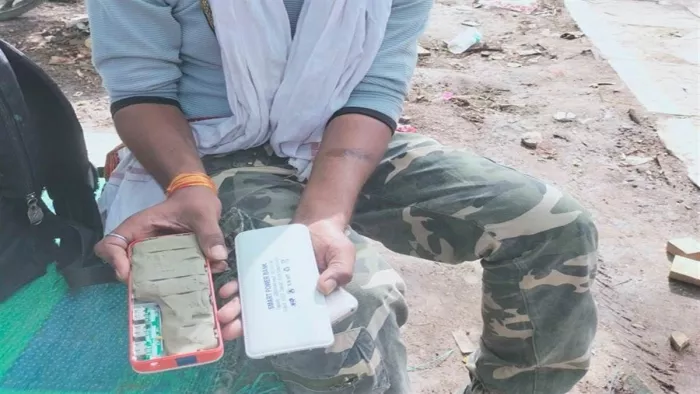 पावर बैंक में मिट्टी भरकर बेचने वाले को पकड़कर किया पुलिस के हवाले।