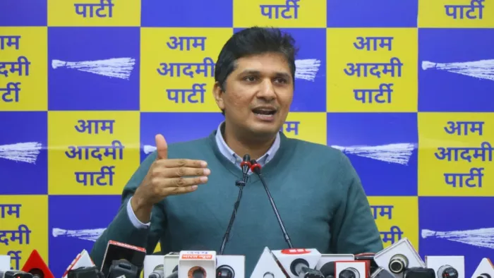 मंत्री सौरभ भारद्वाज ने कहा CBI जांच का स्वागत है, लेकिन स्वास्थ्य सचिव को क्यों बचा रहा केंद्र।