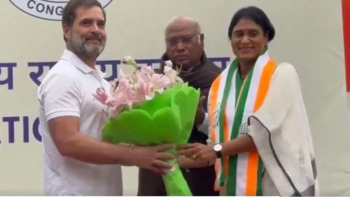 वाइएसआर तेलंगाना पार्टी की नेता वाइएस शर्मिला कांग्रेस में हुईं शामिल (फोटो- @INCIndia)