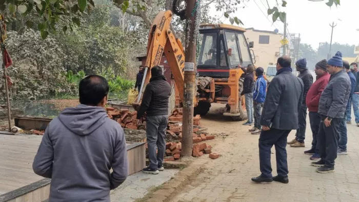 धार्मिक स्थल का सरकारी जमीन पर हो रहा था अवैध निर्माण, एसडीएम ने चलवाया बुलडोजर