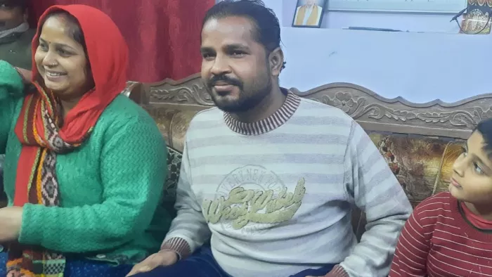 अपहरण के बाद सकुशल घर पहुंचे अभिनव भारद्वाज अपनी पत्नी व बच्चे के साथ। जागरण।