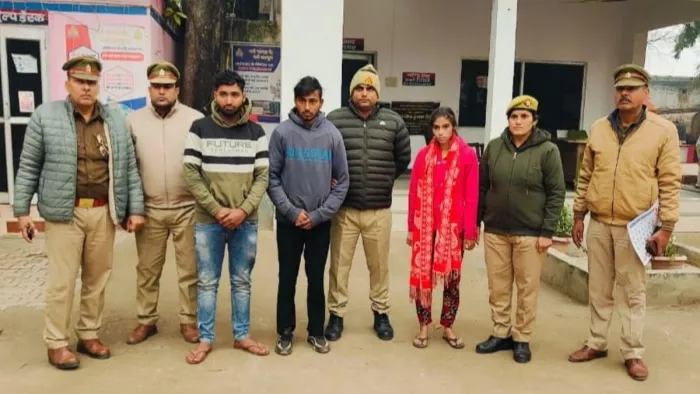 ककोड़ थाना परिसर में पुलिस की गिरफ्त में आरोपित।