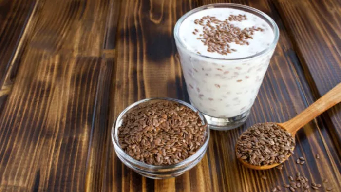 सर्दियों में flax seeds को दूध में घोलकर पीने के कई फायदे हैं।