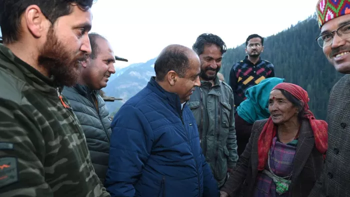 अग्नि पीड़ितों से मुलाकात करते जयराम ठाकुर। (जागरण फोटो)