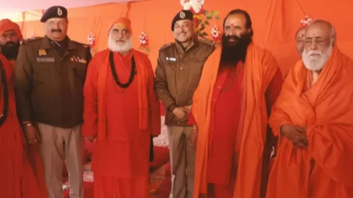 अखाड़ा परिषद अध्यक्ष श्रीमहंत रवींद्र पुरी, महामंडलेश्वर ब्रह्म ऋषि कुमार स्वामी, एडीजी जोन भानु भास्कर, एसएसपी महाकुंभ राजेश द्विवेदी।-सौ-शिविर-प्रबंधन