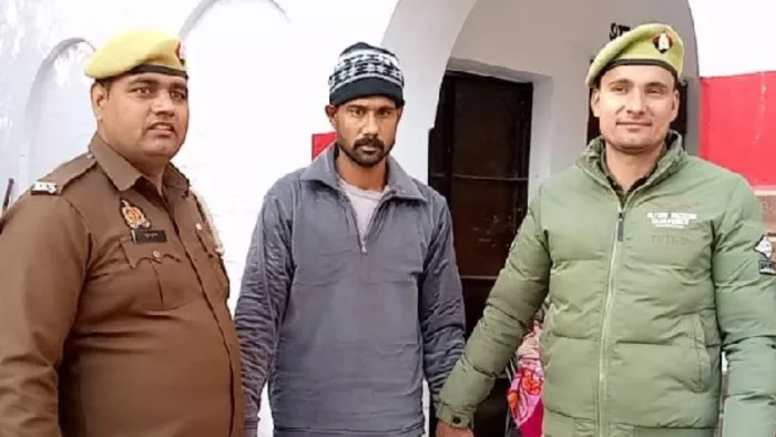 संभल काेतवाली में पुलिस गिरफ्त में खड़ा आरोपी सलीम। सौ. पुलिस