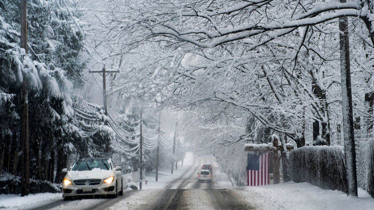 https://www.jagranimages.com/images/newimg/05012025/05_01_2025-snow_fall_news_23861545.jpg