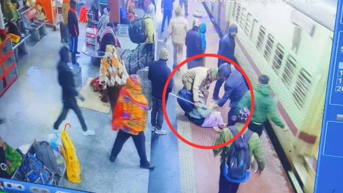पीएसी के जवानों ने महिला यात्री की जान बचाई। जागरण