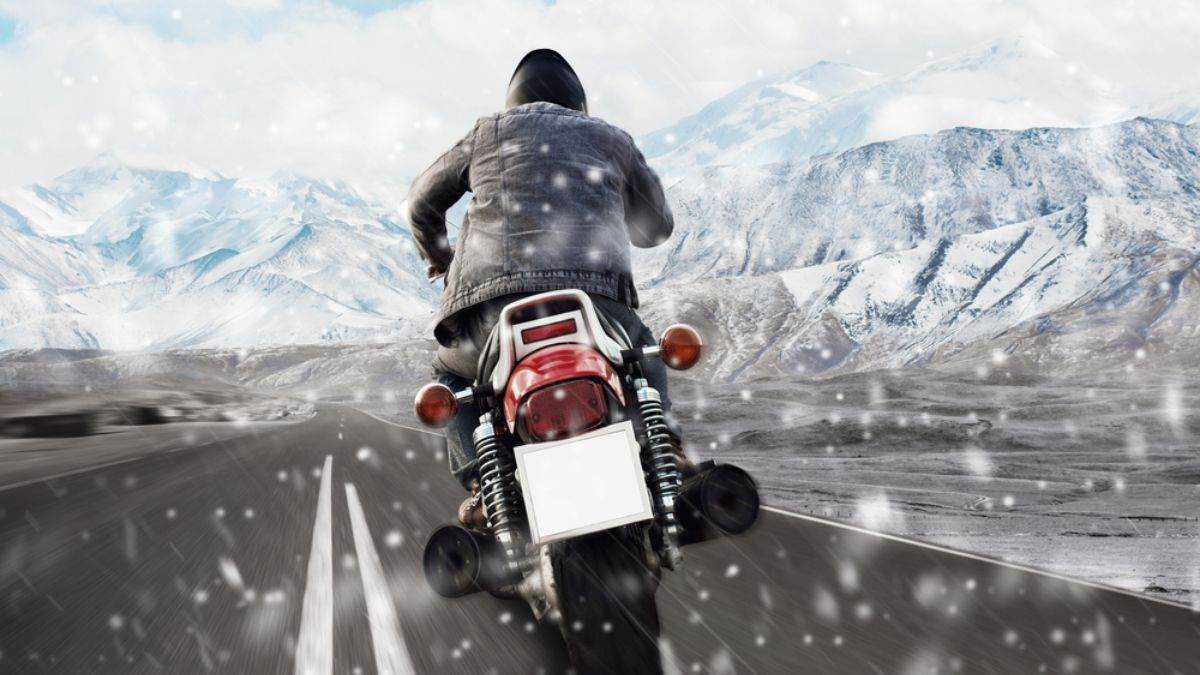 https://www.jagranimages.com/images/newimg/05012025/05_01_2025-winter_motorcycle_riding_23861221.jpg