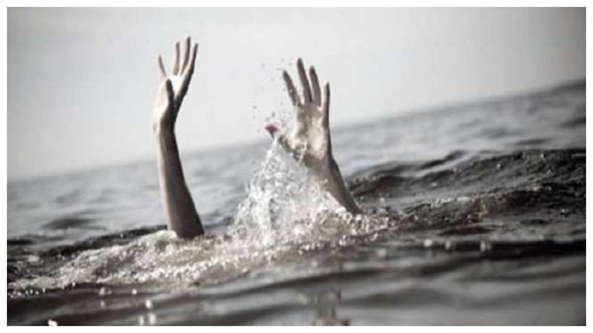 ncr delhi police saves teenage girl from suicide attempt in yamuna river