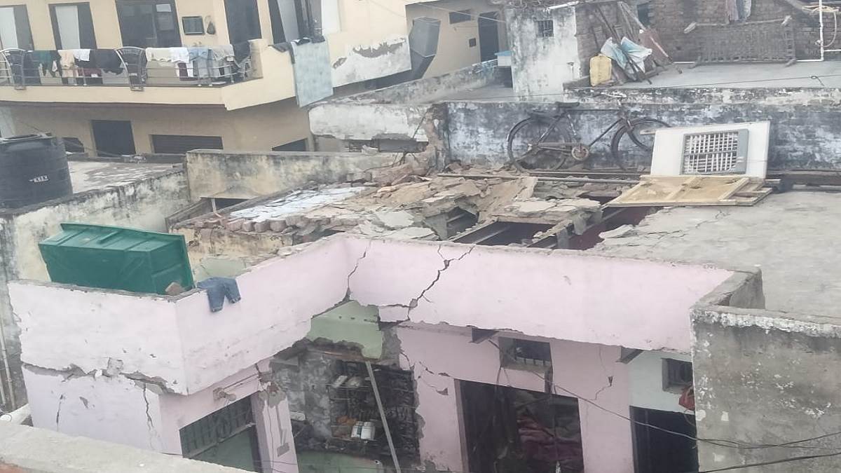 Agra Geyser Blast आगरा में गैस गीजर फटने से तेज धमाके के साथ मकान की छत गिरी, मलबे में दबे पति