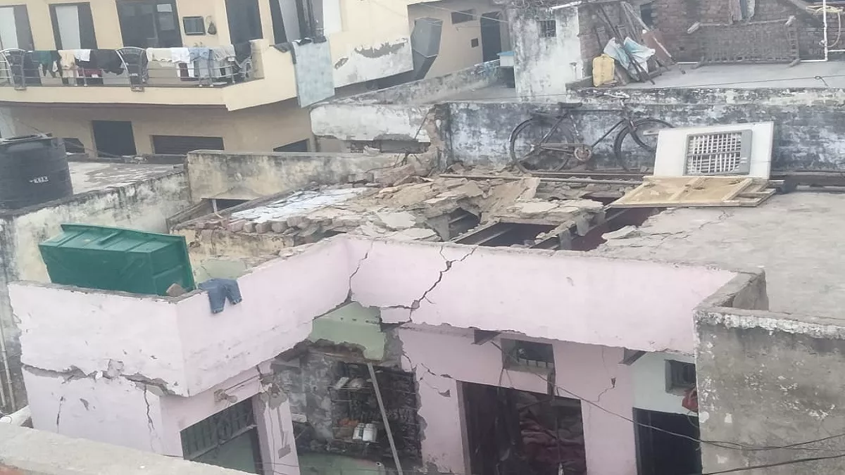 Agra Geyser Blast: आगरा में गैस गीजर फटने से तेज धमाके के साथ मकान की छत गिरी, मलबे में दबे पति-पत्नी घायल
