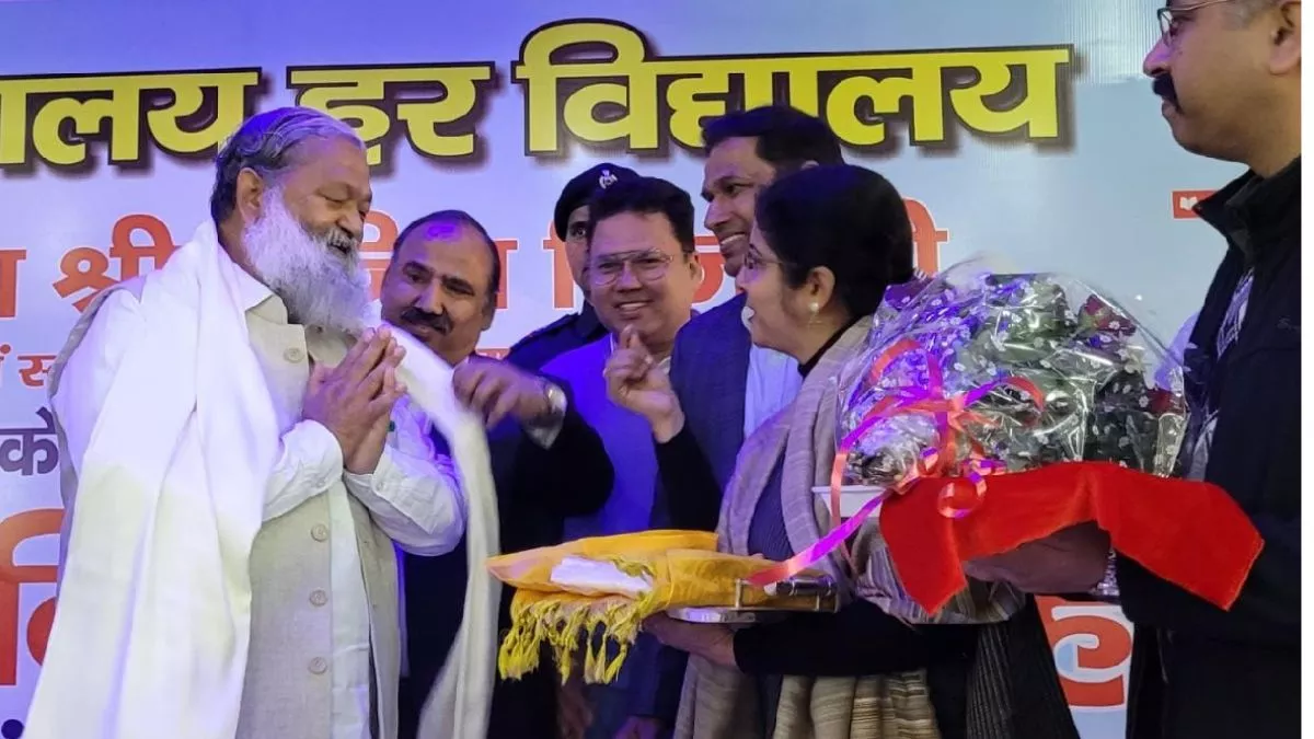 किताबें पढ़ने से ज्ञान बढ़ता, टीवी और मोबाइल ने किया है दूर : विज