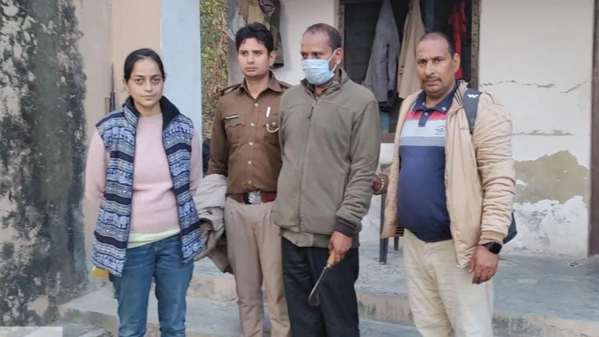 Ramnagar News: हाथी दांत के साथ कार्बेट टाइगर रिजर्व के कालागढ़ वन प्रभाग का वाचर पकड़ा गया।