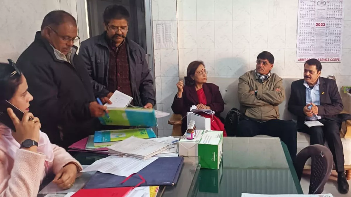 उत्तराखंड बाल अधिकार संरक्षण आयोग की अध्यक्ष डा. गीता खन्ना टीम के साथ निरीक्षण करती हुई। साभार आयोग