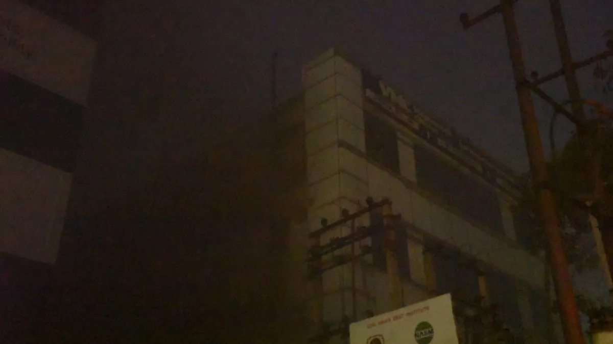 Fire in Noida: नोएडा के कोचिंग सेंटर में लगी भीषण आग, दमकल कर्मचारियों ने कड़ी मशक्कत के बाद पाया काबू