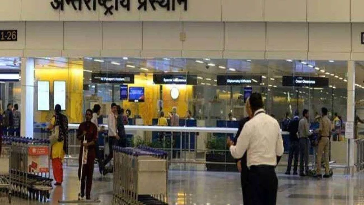 Delhi: 50 लाख की विदेशी मुद्रा के साथ IGI एयरपोर्ट पर यात्री गिरफ्तार, बैंकॉक पहुंचने की फिराक में था आरोपित