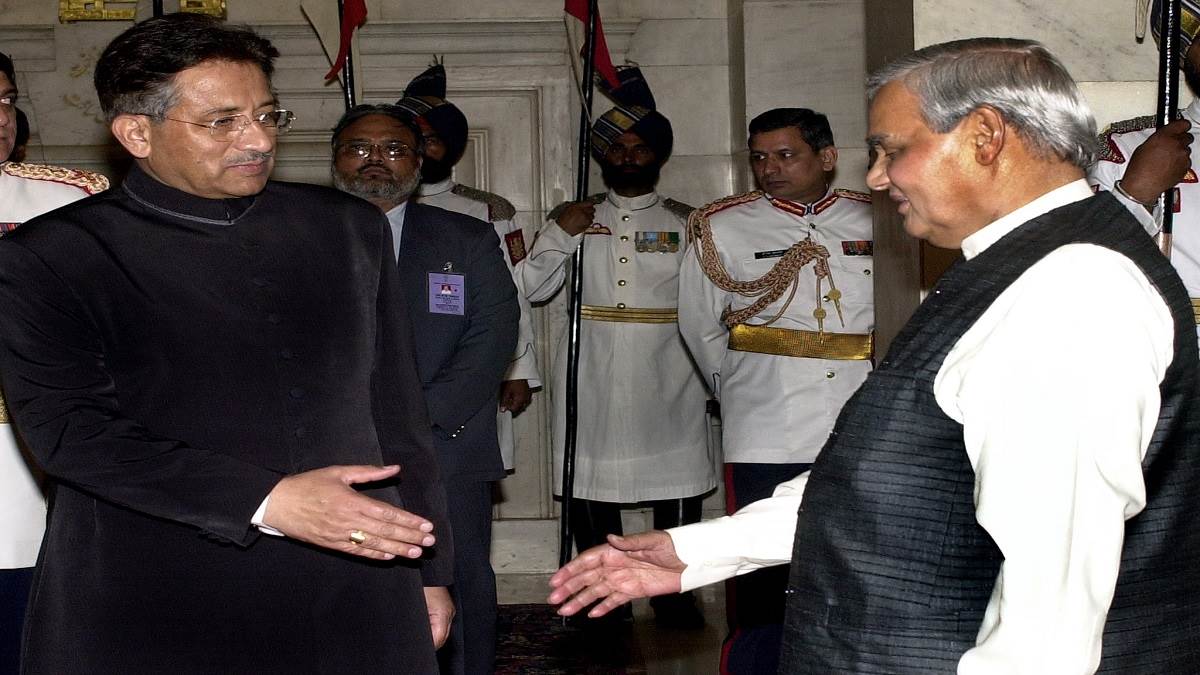 https://www.jagranimages.com/images/newimg/05022023/05_02_2023-pervez_musharraf_with_atal_behari_vajpayee_23320098.jpg