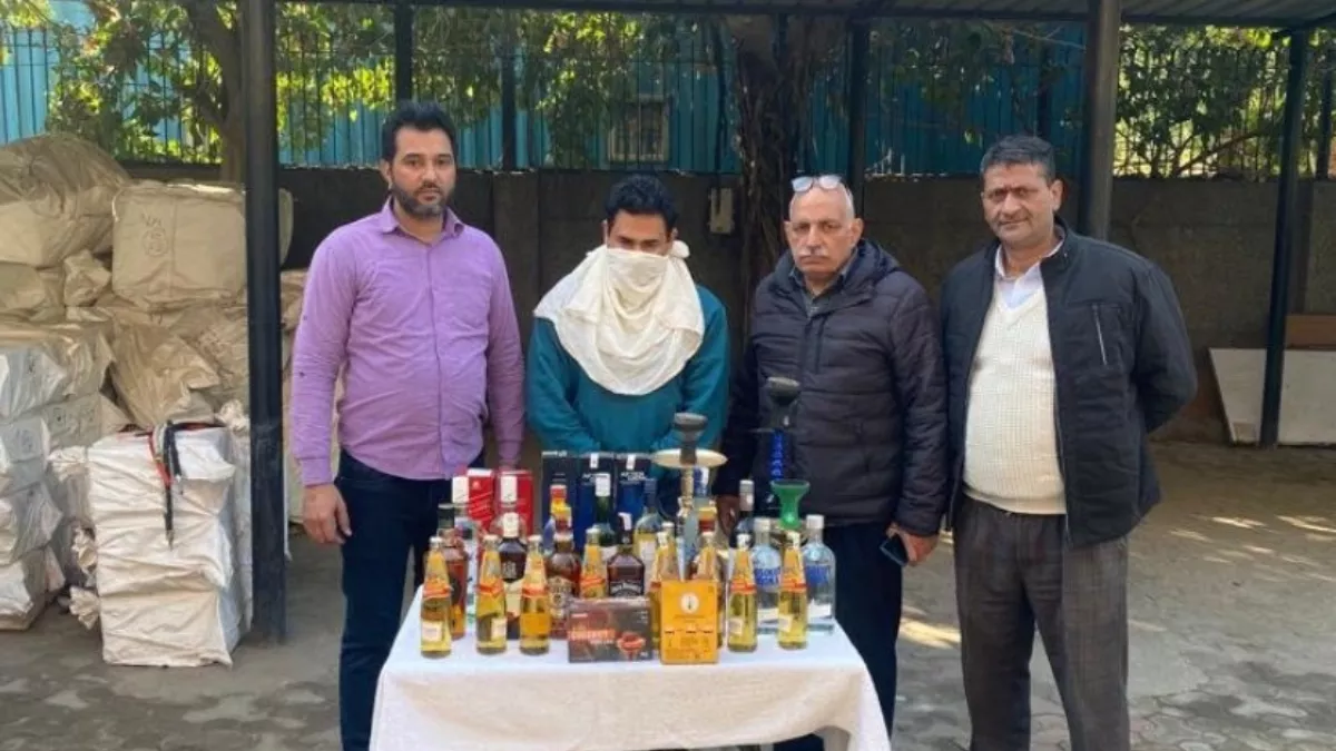 दिल्ली पुलिस ने छापेमारी कर बरामद की शराब की 19 बोतलें और 3 हुक्के सेट,संचालक कमा रहा था अच्छा मुनाफा