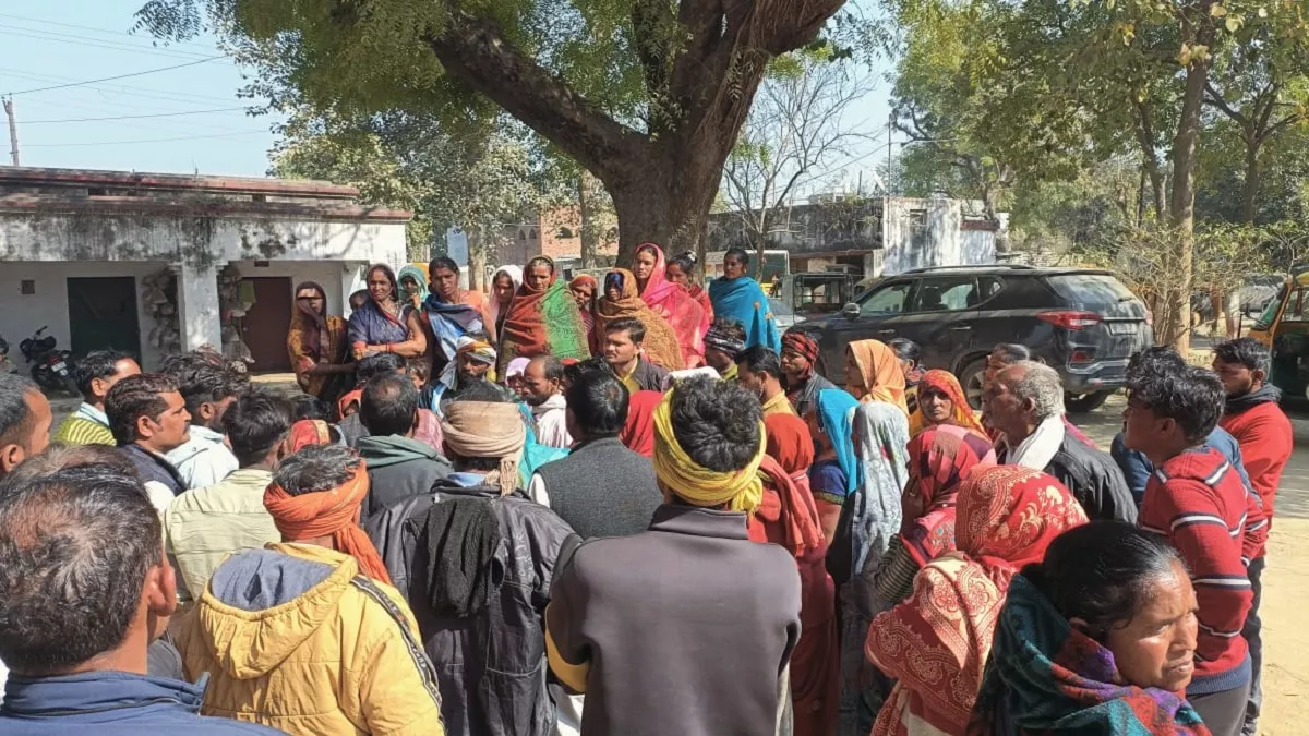 Prayagraj News: बच्‍चे का शव म‍िलने के बाद मौके पर लगी भीड़