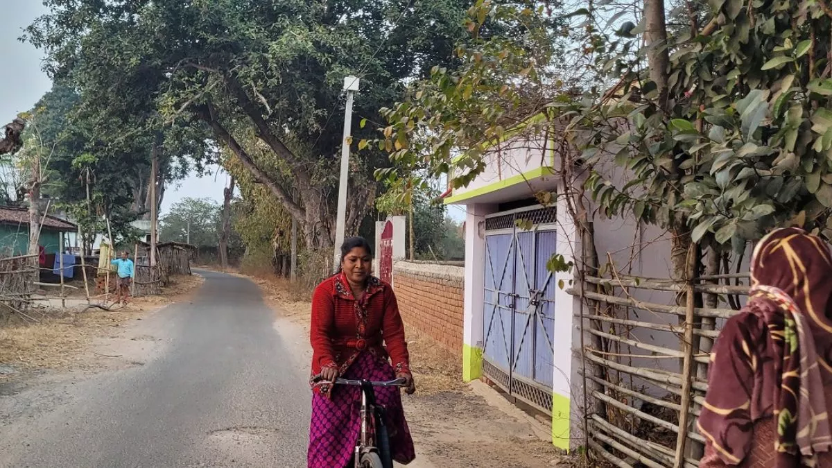 जमुई की नक्सल प्रभावित आदिवासी बस्तियों में पुष्पा ने लाया नया सवेरा, बैंक मित्र बनकर कई महिलाओं का बदला जीवन
