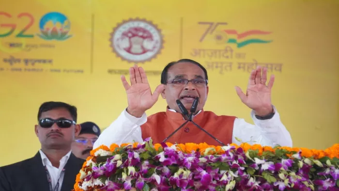 सीएम शिवराज सिंह चौहान ने विकास यात्रा को दिखाई हरी झंडी।