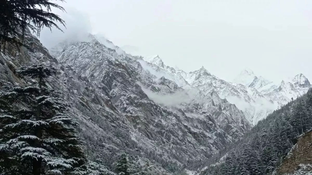 Weather News: पहाड़ों पर बर्फबारी, कई राज्यों में बारिश का अनुमान