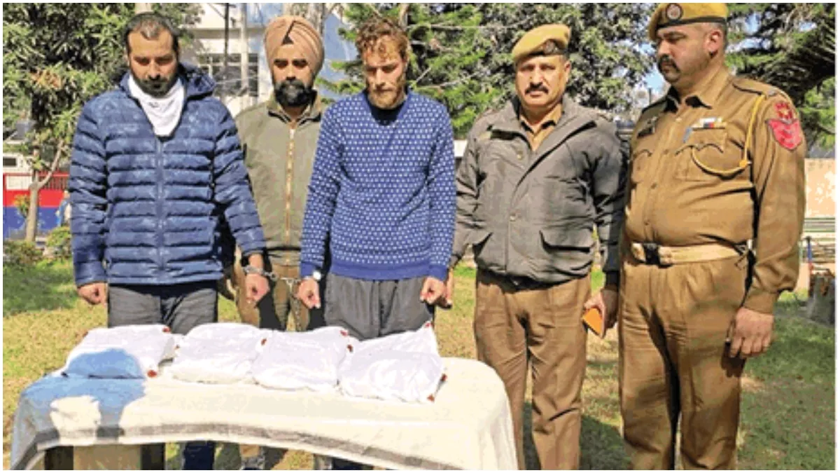 चरस की तस्करी के आरोपित पुलिस की गिरफ्त में