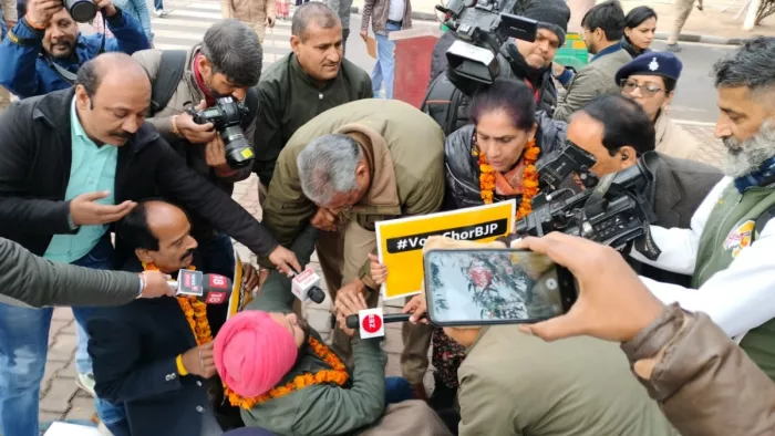 चंडीगढ़ मेयर चुनाव के खिलाफ चंडीगढ़ में AAP का अनशन, पार्षदों और पुलिस में हुई झड़प