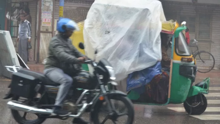 Agra News: सर्दी में निकले छाते, वर्षा और हवा से छूटी कंपकंपी