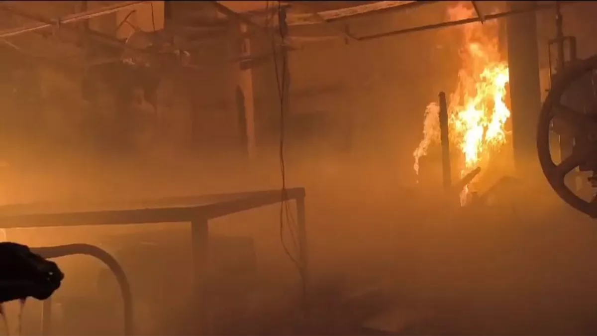 Amritsar Fire News: बंसल स्वीट्स में लगी भयानक आग, पांच घंटे की मशक्कत के बाद आग पर पाया गया काबू; लाखों का सामान जलकर खाक