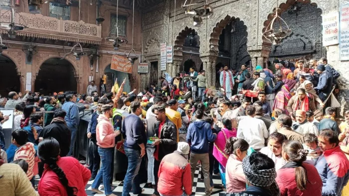 भक्तों की भीड़ गई अयोध्या, वृंदावन में आधे रह गए श्रद्धालु