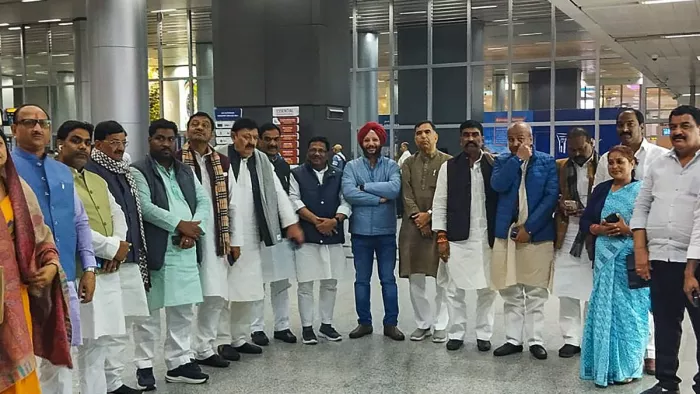कांग्रेस विधायकों को भेजा गया हैदराबाद। फोटो- जागरण