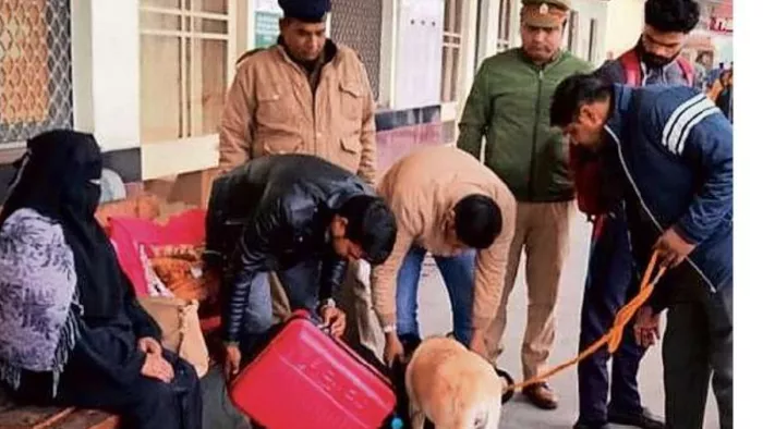 तीन स्क्रैप कारोबारियों के पास से 58.32 लाख रुपये बरामद। सांकेतिक तस्वीर।