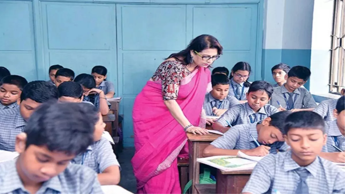 Delhi School: शिक्षकों पर बढ़ रहा दबाव, पीजीटी के 3330 टीचर्स के पद रिक्त, प्राथमिक शिक्षकों के 1010 पद खाली