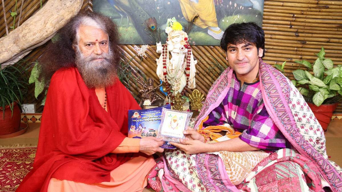 pandit dhirendra krishna shastri reached parmarth niketan and met swami chidananda