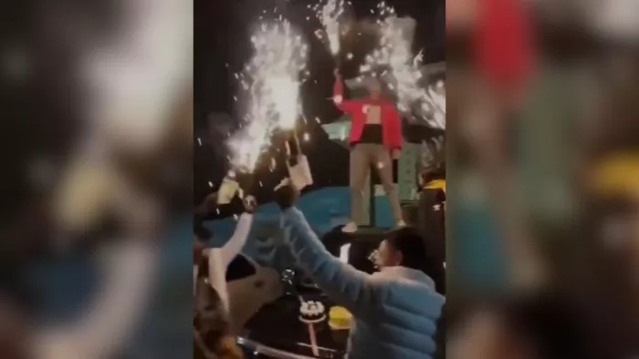 कार की बोनट पर केक काटकर मनाई बर्थडे पार्टी, सड़क पर किया हुड़दंग; पुलिस ने शुरू की जांच