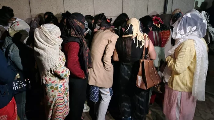 गाजियाबाद के तीन स्पा सेंटरों में देह व्यापार का भंडाफोड़, 11 लड़कियां समेत 17 लोग पकड़े