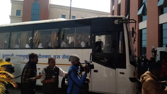 झामुमो के नेतृत्व वाले सत्तारूढ़ गठबंधन के विधायक बस से विधानसभा पहुंचे।