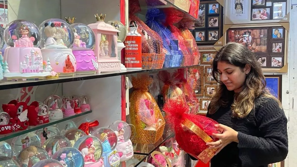 7 फरवरी से शुरू हो रहा Valentine Week, लाल रंग से सजे बाजार; गिफ्ट गैलरी से लेकर ज्वैलरी शोरूम में बढ़ी रौनक