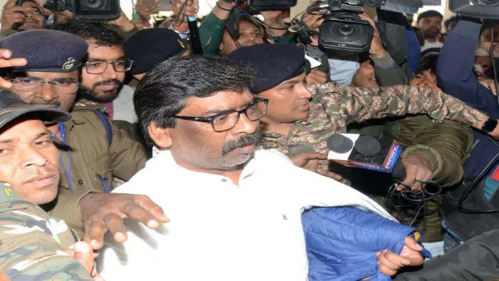ईडी अधिकारियों के साथ विधानसभा पहुंचे हेमंत सोरेन।