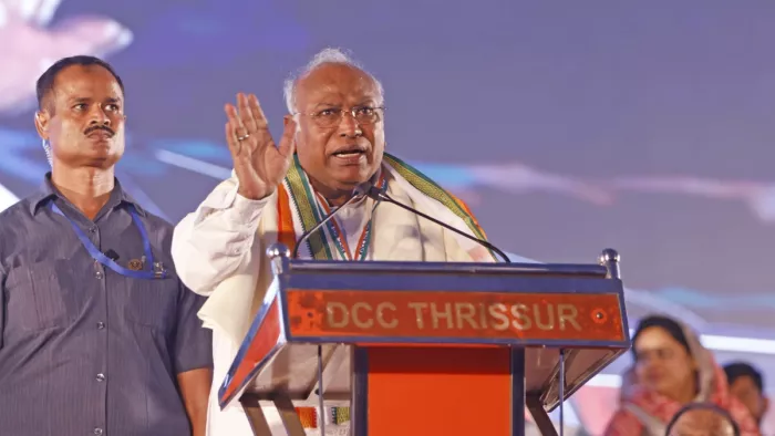 मल्लिकार्जुन खरगे के 'कुत्ते वाले' बयान पर भड़के कांग्रेस नेता (फोटो एएनआई)