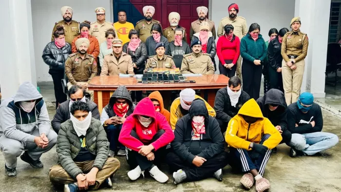 पैसे के लालच में देह व्यापार से जुड़ीं लड़कियां