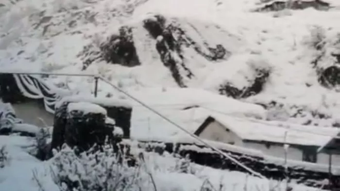 बर्फ से हिमालय लकदक, चीन सीमा का संपर्क भंग
