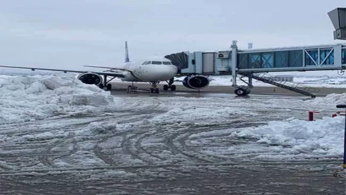 Jammu Kashmir Weather News: श्रीनगर हवाई अड्डे के रनवे पर जमी बर्फ, उड़ानें रद। फाइल फोटो