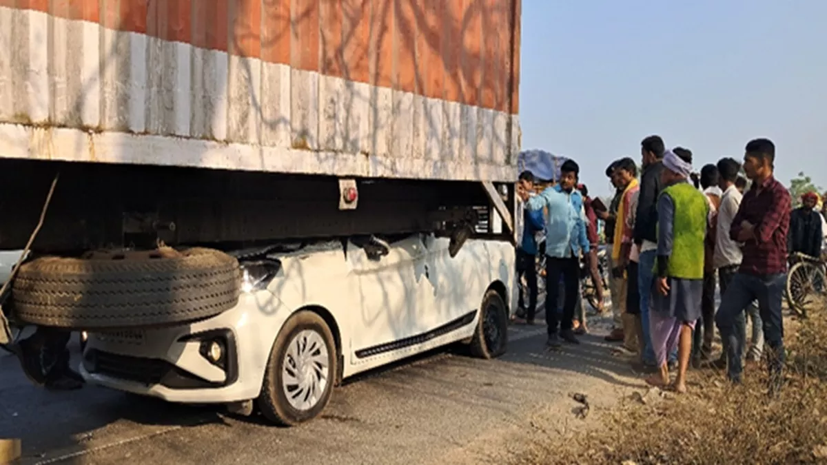 Begusarai News: चलते ट्रक में पीछे से घुसी कार, मच गया हड़कंप; लेकिन फिर हो गया चमत्कार