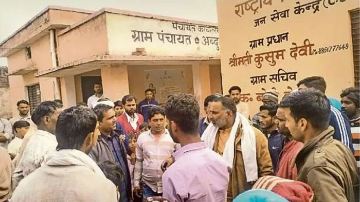 Baghpat News: बरातियों के झगड़े के बाद लोगों को समझाते ग्रामीण।