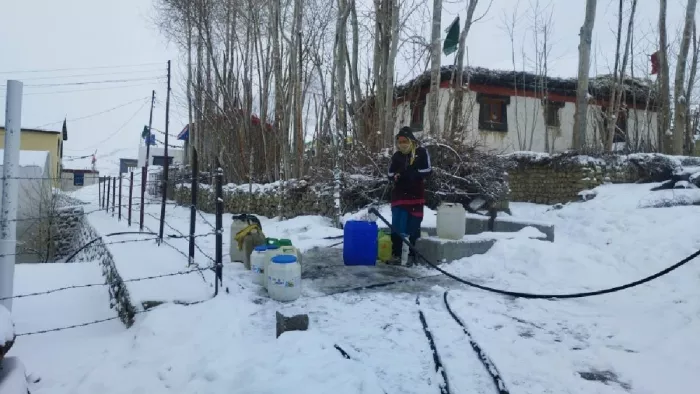 लाहुल स्पीति के काजा में गिरी बर्फ की सफेदी