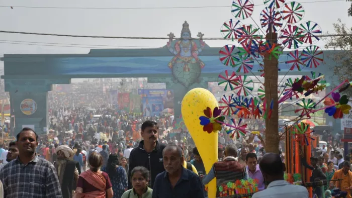 महाकुंभ मेला में काली त्रिवेणी मार्ग से गुजरते श्रद्धालु।-गिरीश श्रीवास्तव